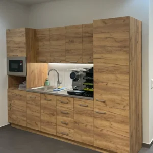 Aranżacja aneksu kuchennego z drewnianą zabudową – realizacja JK Meblove